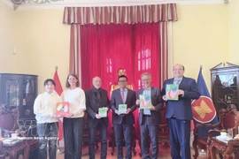 La rencontre à Vienne entre l’ambassadeur du Vietnam et la famille de l’écrivaine Mira Lobe. Photo: VNA