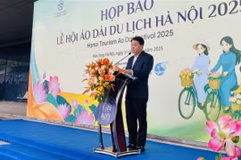 Le directeur adjoint du Département du Tourisme de Hanoï, Nguyen Tran Quang, prend la parole lors de la conférence de presse. Photo : VNA