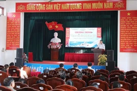 Le programme "Les garde-côtes vietnamiens accompagnent les pêcheurs". Photo: VNA