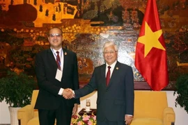 Do Van Chien, président du Comité central du Front de la Patrie du Vietnam (droite) et Bensalem Mohamed, membre du Bureau politique du FLN. Photo: VNA