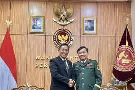 Le général de corps d'armée Hoang Xuan Chien, vice-ministre vietnamien de la Défense (droite) et le ministre indonésien de la Défense, Sjafrie Sjamsoeddin. Photo: VNA 