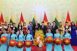 Le président vietnamien Luong Cuong, son épouse, le président lituanien Gitanas Nauseda, son épouse et des artistes vietnamiens. Photo : VNA 