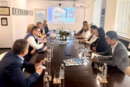 Réunion entre l'ambassadrice du Vietnam Nguyen Thi Minh Nguyet et les dirigeants de l'usine Alcomet. Photo : Ambassade du Vietnam en Bulgarie