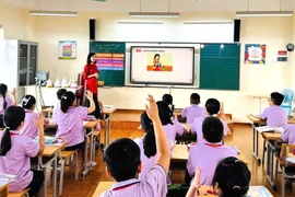 Cours d'anglais à l'école primaire Le Quy Don (quartier Phuc Loi). Photo : Le Nguyen