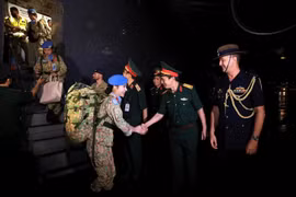 Les dirigeants du Département des opérations de maintien de la paix du Vietnam et de l'Académie de médecine militaire 103 félicitent le personnel de l’Hôpital de campagne de niveau 2 n°6 pour l'achèvement de sa mission internationale. Photo : VNA