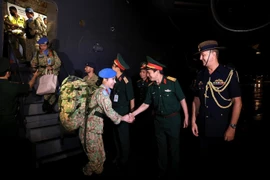 Les dirigeants du Département des opérations de maintien de la paix du Vietnam et de l'Académie de médecine militaire 103 félicitent le personnel de l’Hôpital de campagne de niveau 2 n°6 pour l'achèvement de sa mission internationale. Photo : VNA