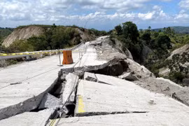 Une route endommagée à la suite du séisme survenu près de la ville de General Santos, aux Philippines, le 9 juin 2026. Photo : Xinhua/VNA