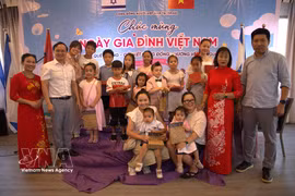 L'ambassadeur du Vietnam en Israël, Nguyen Ky Son, offre des cadeaux à des enfants à l'occasion de la « Journée de la famille vietnamienne » en Israël. Photo : VNA