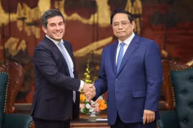 Le Premier ministre Pham Minh Chinh (droite) et Gerald Toledano, membre du comité exécutif et directeur mondial des actions et des produits multi-actifs de FTSE Russell, filiale du London Stock Exchange Group (LSEG). Photo: VNA