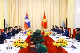 La réunion entre le Premier ministre vietnamien Pham Minh Chinh et le secrétaire général du Parti populaire révolutionnaire lao (PLR) et président Thongloun Sisoulith. Photo: VNA