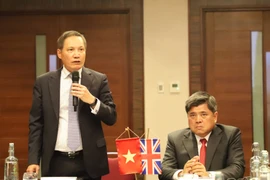 L'ambassadeur du Vietnam au Royaume-Uni, Do Minh Hung (gauche), prend la parole lors de l'événement. Photo : VNA 