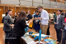 Les visiteurs au stand du Vietnam à la 11e « Journée du Vietnam à MGIMO »: Photo: VNA
