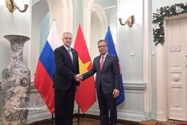 L’ambassadeur du Vietnam en Russie, Dang Minh Khoi (droite), et Evgeny Grigoriev, président du Comité des relations extérieures de Saint-Pétersbourg. Photo: VNA
