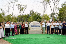 Les délégués à l'inauguration du « Jardin des arbres de l’amitié » dans le quartier de Phu An, à Hô Chi Minh-Ville. Photo: VNA