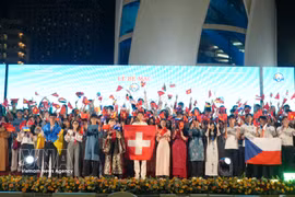 La vice-ministre des Affaires étrangères Le Thi Thu Hang remet des cadeaux aux participants les plus remarquables du Camp d’été du Vietnam 2026. Photo : VNA