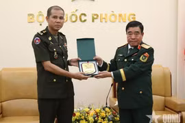 Le général de brigade Nguyen Ba Luc, chef d'état-major adjoint de l'Armée populaire du Vietnam (droite), et le général de corps d'armée Nim Balene, directeur du Département des opérations militaires du commandement de l'Armée royale cambodgienne. Photo: https://www.qdnd.vn/
