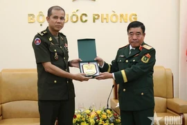 Le général de brigade Nguyen Ba Luc, chef d'état-major adjoint de l'Armée populaire du Vietnam (droite), et le général de corps d'armée Nim Balene, directeur du Département des opérations militaires du commandement de l'Armée royale cambodgienne. Photo: https://www.qdnd.vn/