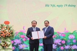 Le Premier ministre Pham Minh Chinh a officiellement remis, le 19 juillet à Hanoï, la décision de nomination de Tran Duc Thang ministre par intérim du ministère de l’Agriculture et de l’Environnement. Photo: VNA