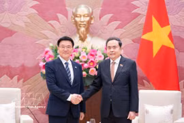 Le président de l'Assemblée nationale, Tran Thanh Man (droite) et le professeur Kim Hak-min, directeur de l’Institut de recherche économique Kimhakmin E-roun (République de Corée). Photo: VNA