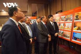 Les délégués visitent le stand d’exposition. Photo : VOV