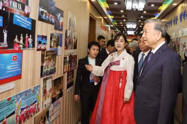 Le secrétaire général Tô Lâm rend visite à l'École maternelle Kyongsang. Photo: VNA