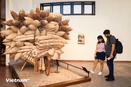 Grâce à une scénographie originale et à des technologies modernes, chaque espace d’exposition propose une expérience immersive permettant aux visiteurs de découvrir la richesse historique et culturelle des ethnies vietnamiennes. Photo : Vietnam+