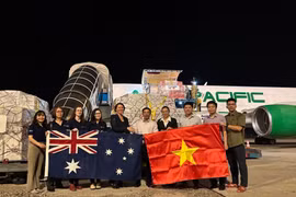 Dans la nuit du 14 octobre, au terminal de l’aéroport internationale de Noi Bai, le Département de la gestion des digues et de la prévention et du contrôle des catastrophes naturelles reçoit un lot d’aide humanitaire d’urgence offert par le gouvernement australien. Photo: VNA