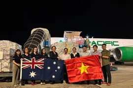 Dans la nuit du 14 octobre, au terminal de l’aéroport internationale de Noi Bai, le Département de la gestion des digues et de la prévention et du contrôle des catastrophes naturelles reçoit un lot d’aide humanitaire d’urgence offert par le gouvernement australien. Photo: VNA