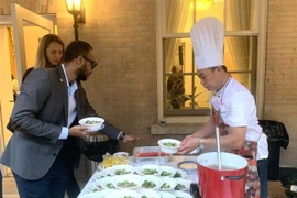 Les participants dégustent le "pho bo" lors de l'événement. Photo : VNA 