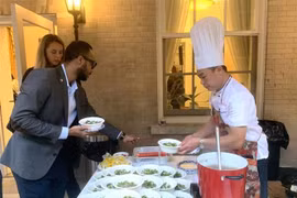 Les participants dégustent le "pho bo" lors de l'événement. Photo : VNA 