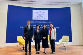 Le Duc Hanh, consule générale du Vietnam à Hong Kong (deuxième à partir de la gauche), et des délégués participant à l'événement. Photo : VNA