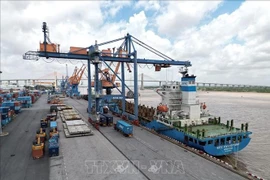 Déchargement de marchandises au port de Dinh Vu. Photo : VNA