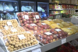 Des fruits frais vietnamiens présentés dans les supermarchés en France. Photo: VNA