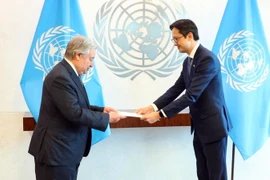 L’ambassadeur Do Hung Viet présente ses lettres de créance au Secrétaire général des Nations Unies, Antonio Guterres. Photo: VNA