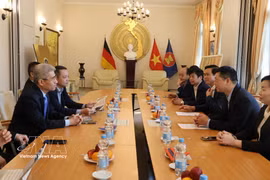 Les deux parties échangent leurs points de vue sur la situation de la coopération en matière d'investissement et les relations d'affaires entre Bac Ninh et ses partenaires allemands. Photo : VNA