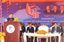 Le président du Parti du peuple cambodgien (PPC), Samdech Techo Hun Sen, s'exprime lors de la réunion marquant le 46e anniversaire de la victoire du 7 janvier sur le régime génocidaire de Pol Pot (1979-2025). Photo : VNA