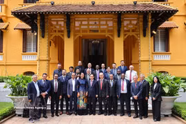 Le ministre des Affaires étrangères Le Hoai Trung et la délégation de consuls honoraires du Vietnam à l'étranger. Photo: VNA