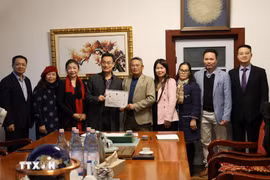 La Fédération des associations des Vietnamiens en Allemagne a mobilisé plus de 4,17 milliards de dongs (près de 159.000 dollars) pour soutenir les sinistrés des inondations au Vietnam. Photo: VNA