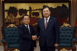 Le vice-Premier ministre permanent Pham Gia Tuc (droite) et le vice-Premier ministre et ministre de la Justice du Laos, Khampane Phommathat. Photo: baochinhphu.vn