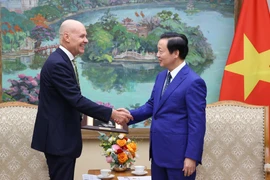 Le vice-Premier ministre vietnamien Tran Hong Ha (droite) et l’ambassadeur des Pays-Bas au Vietnam, Kees van Baar. Photo: VNA