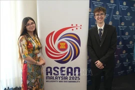 Les étudiants en relations internationales Pedro Toscano et Florencia Camila Gómez, de l'Université de Salvador (USAL), en Argentine, représentant le Vietnam, remportent d'excellents prix lors du premier concours Modèle ASEAN organisé à Buenos Aires. Photo: ambassade du Vietnam en Argentine