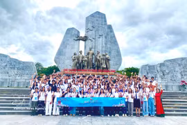 Les jeunes Vietnamiens de l'étranger participent au Camp d'été du Vietnam 2025. Photo: VNA