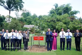 Le secrétaire général du Parti et président To Lam, accompagné de son épouse et d’une haute délégation vietnamienne, se rend le 27 mai au site mémoriel dédié au Président Ho Chi Minh dans la province thaïlandaise d’Udon Thani. Photo: vNA