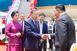 Le secrétaire général du Parti et président de la République To Lam et son épouse sont arrivés dans l’après-midi du 27 mai à l’aéroport international d’Udon Thani, entamant une visite officielle en Thaïlande du 27 au 29 mai. Photo: VNA