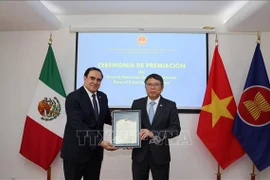 L'ambassadeur du Vietnam au Mexique, Nguyen Van Hai, remet le prix à Mouris Salloum George, directeur général du Club des journalistes mexicains. Photo: VNA