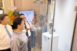 L'ancienne présidente de l'Assemblée nationale, Nguyen Thi Kim Ngan, visite l'exposition thématique. Photo : VNA