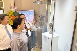 L'ancienne présidente de l'Assemblée nationale, Nguyen Thi Kim Ngan, visite l'exposition thématique. Photo : VNA