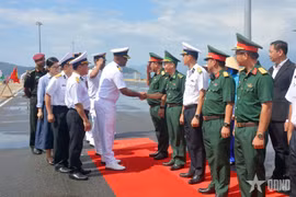 La délégation du navire INS Sagardhwani de la Marine indienne est accueillie par le colonel Nguyen Minh Lanh, chef d’état-major adjoint de la Région navale 4. Photo: qdnd.vn