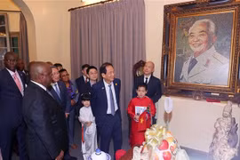 Le président sud-africain rend hommage au Général Vo Nguyen Giap à Hanoï. Photo: VNA