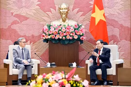 Le président de l'Assemblée nationale du Vietnam Trân Thanh Mân (droite) reçoit le ministre lao des Affaires étrangères Thongsavanh Phomvihane. Photo: VNA